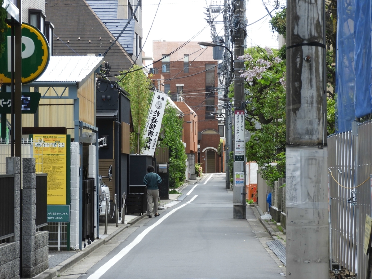 陽運寺と於岩稲荷田宮神社の間の通