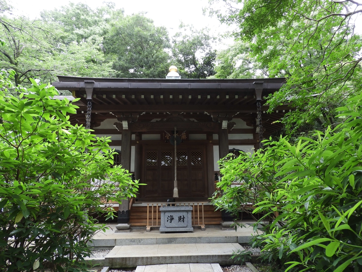 あじさいに囲まれた薬師堂