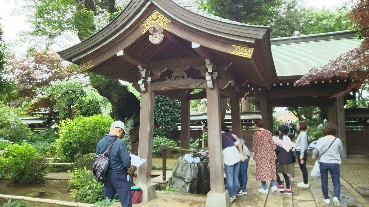 多くの人が手を清めている手水舎