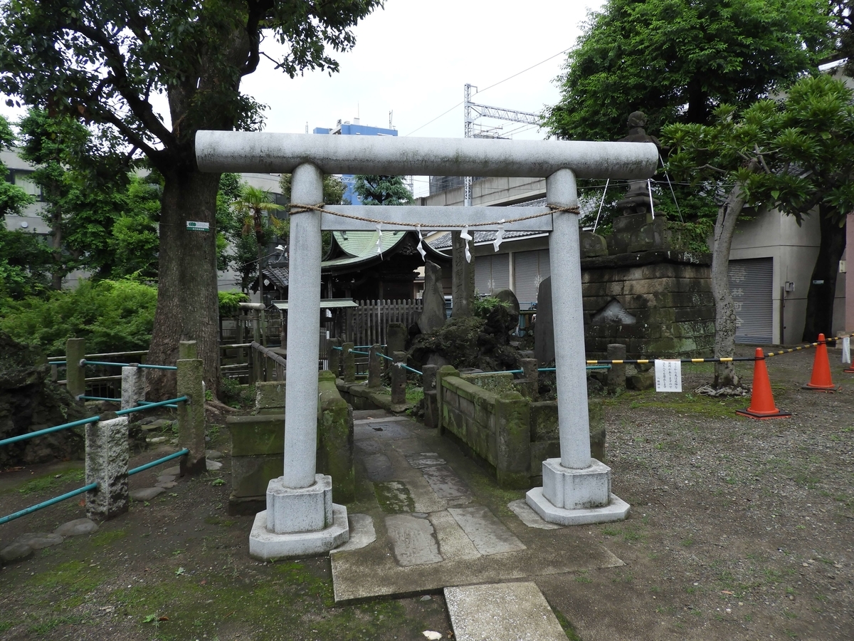 社殿左手の鳥居