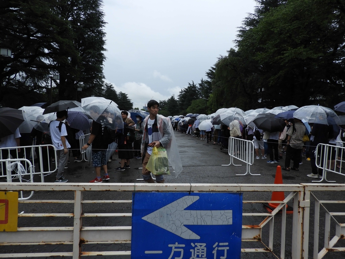 グッズ販売の行列