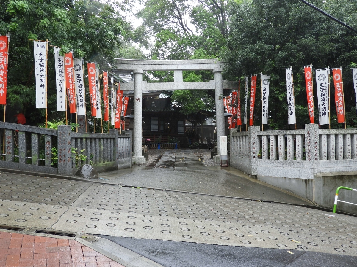 坂道に面した神社の鳥居
