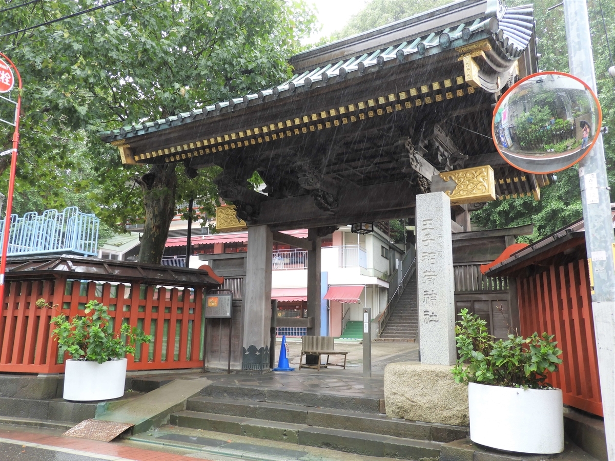 王子稲荷神社の彫刻が施された神門