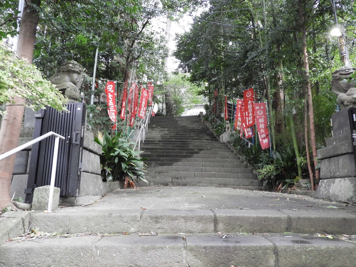 森に包まれた参道