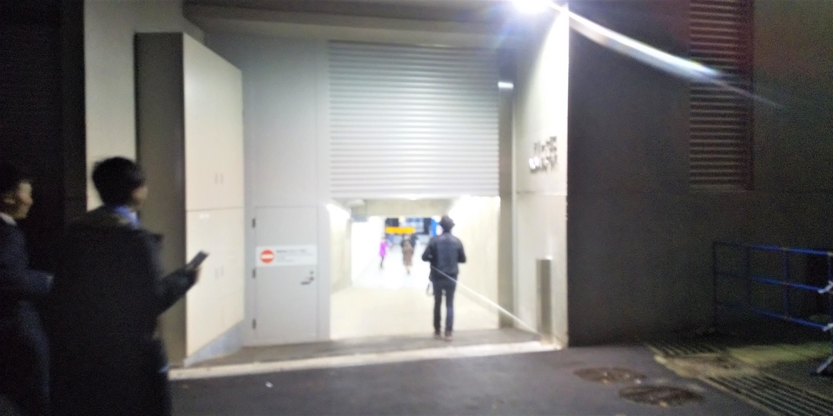 搬入口のような場所