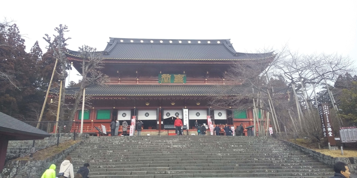 正面から来た三仏堂