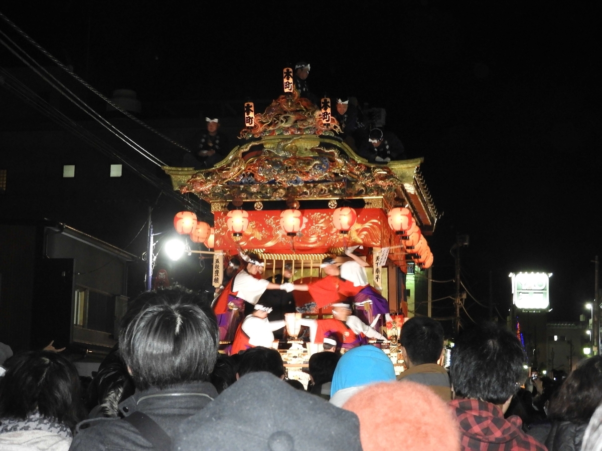 提灯で飾り付けられた山車