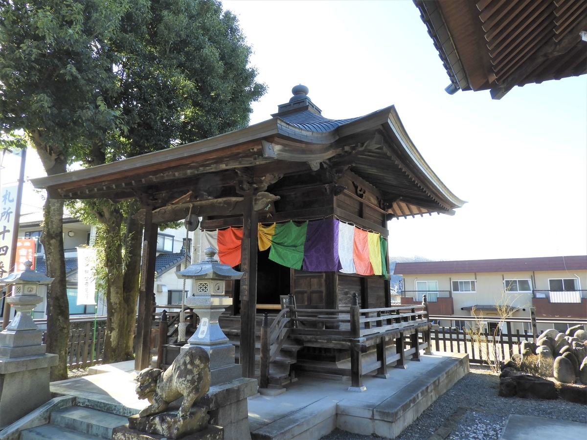 境内の隅に建つ勢至堂