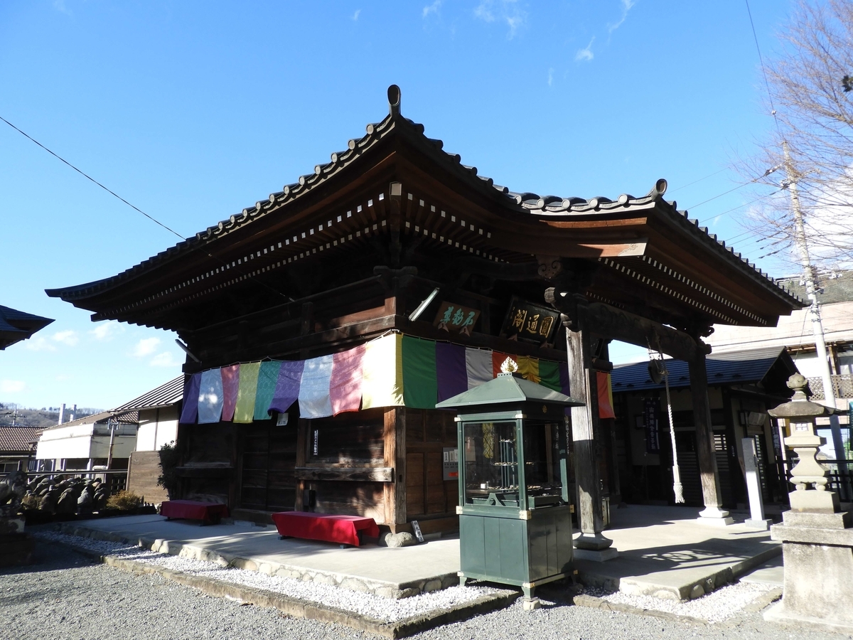 斜め前から見た観音堂