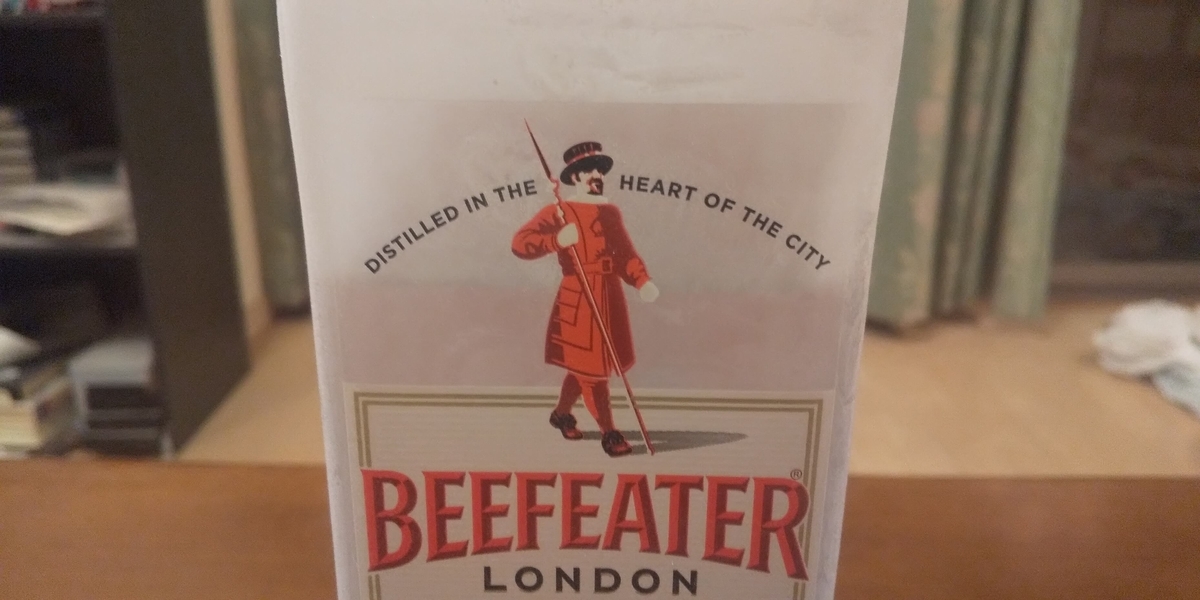 赤い制服を着たイメージキャラクター