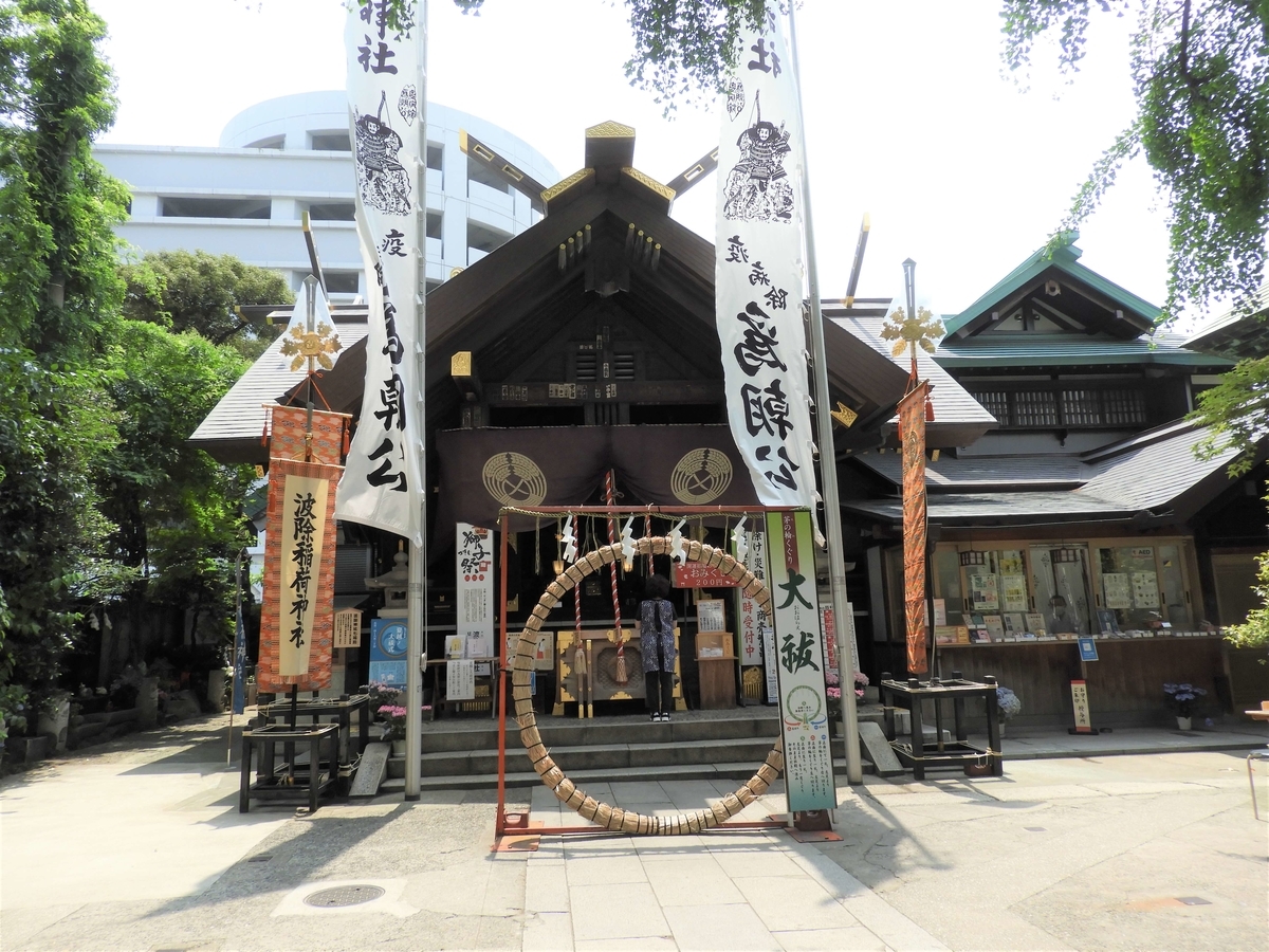 正面に夏祓いを象徴する茅の輪が設置された社殿