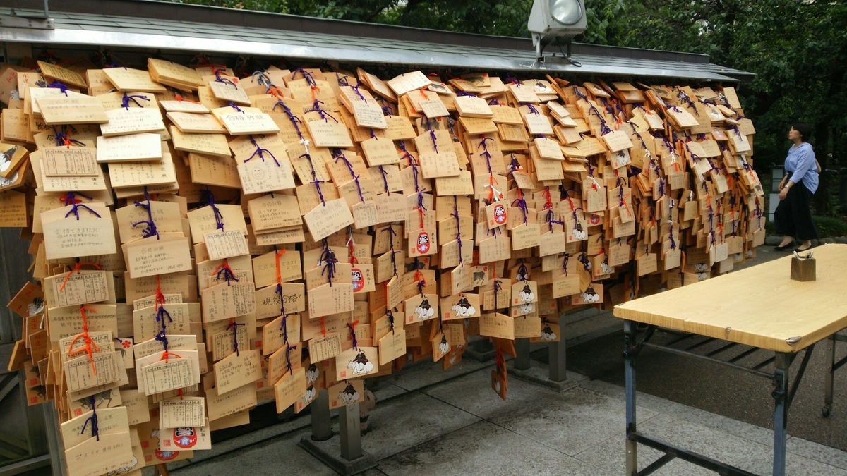 大量に奉納された絵馬