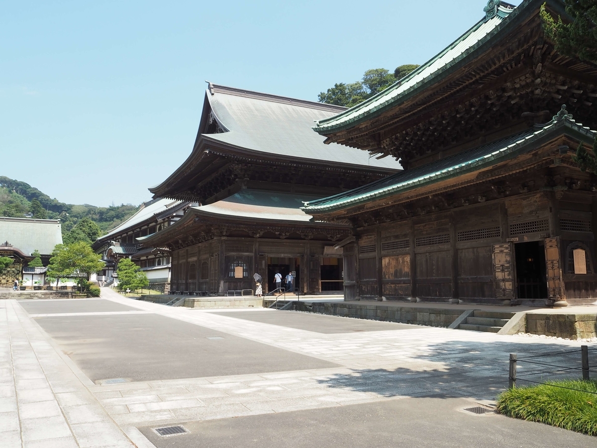 総門・山門・仏殿・法堂・方丈といった伽藍が一直線に並ぶ禅宗様式