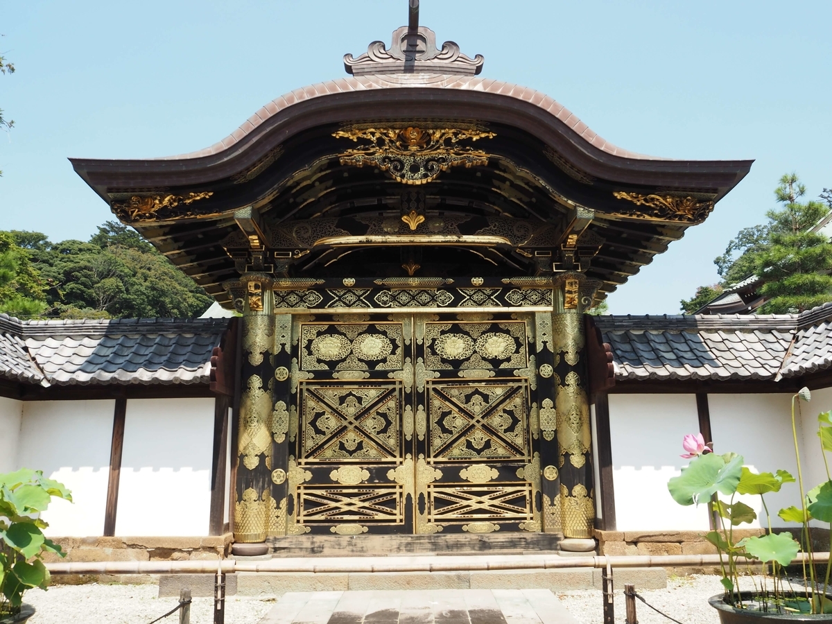 増上寺から移築してきた建長寺の唐門