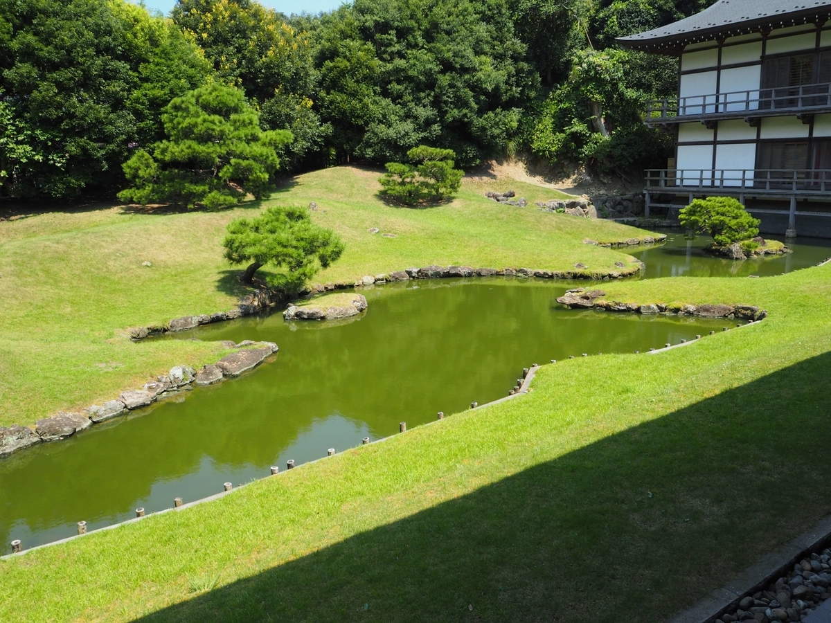 「心」という字を池の形にした方丈庭園