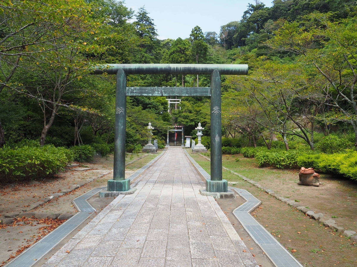 半蔵坊への道。とりいがならんでいる