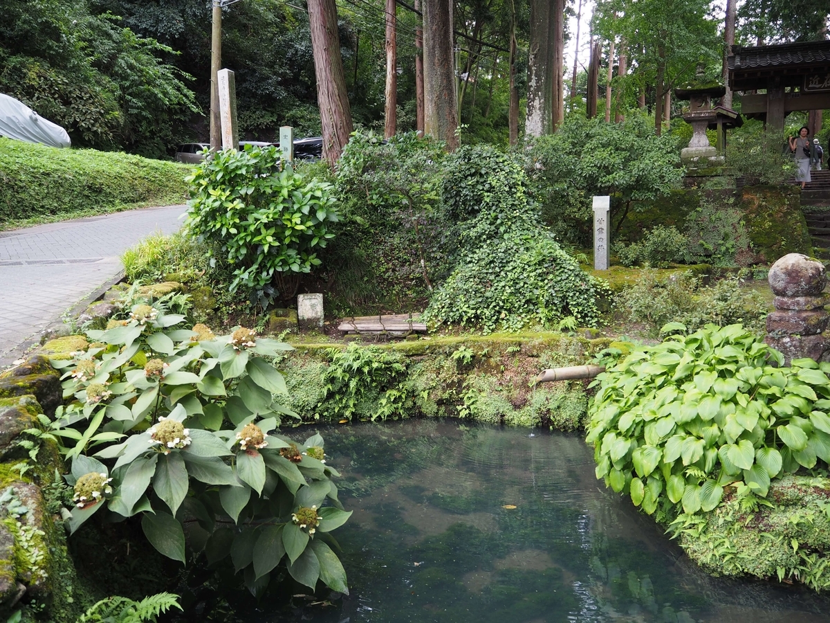 甘露の井。山門の手前にある