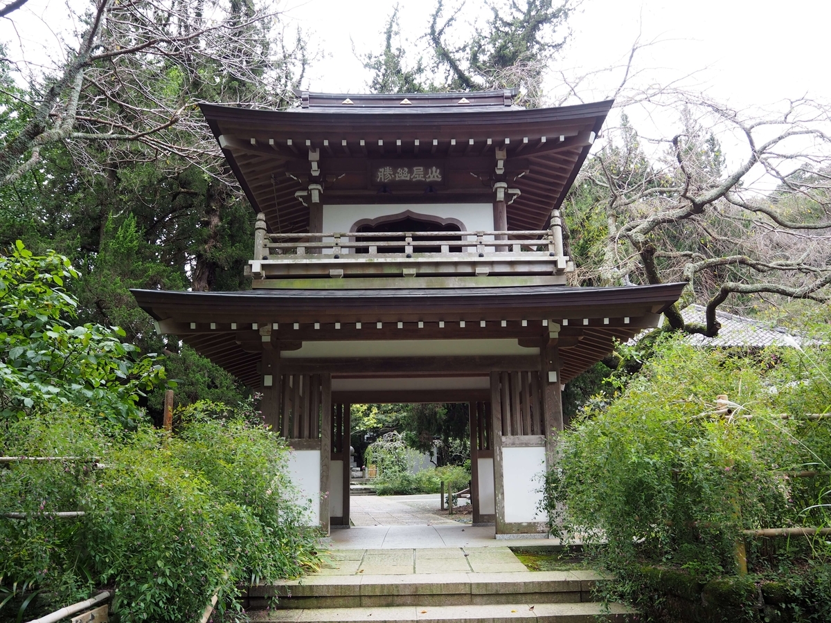 1階に山門、２階に鐘楼が避けられた鐘楼門