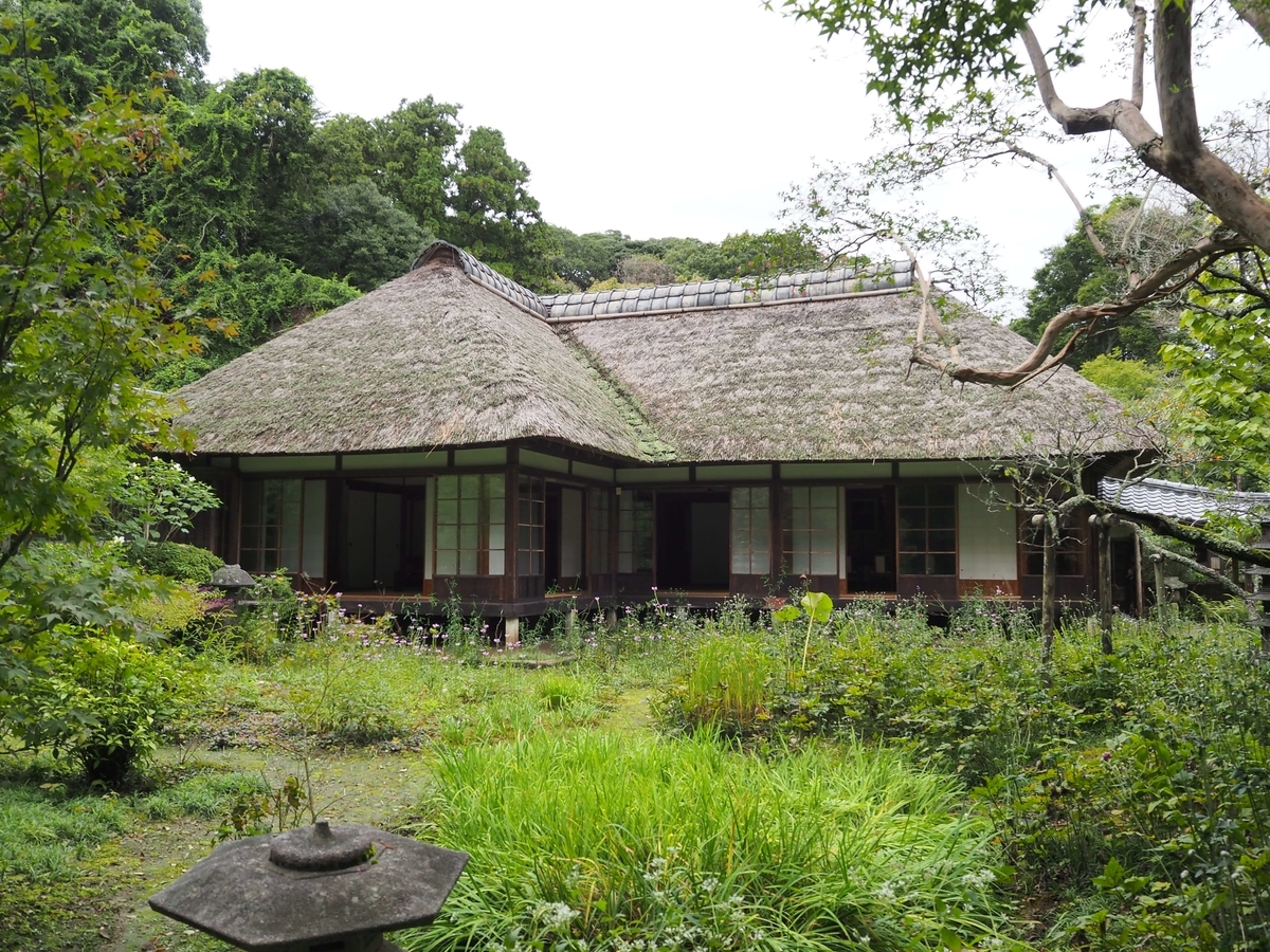 うっそうとした緑の中に立つ茅葺の書院