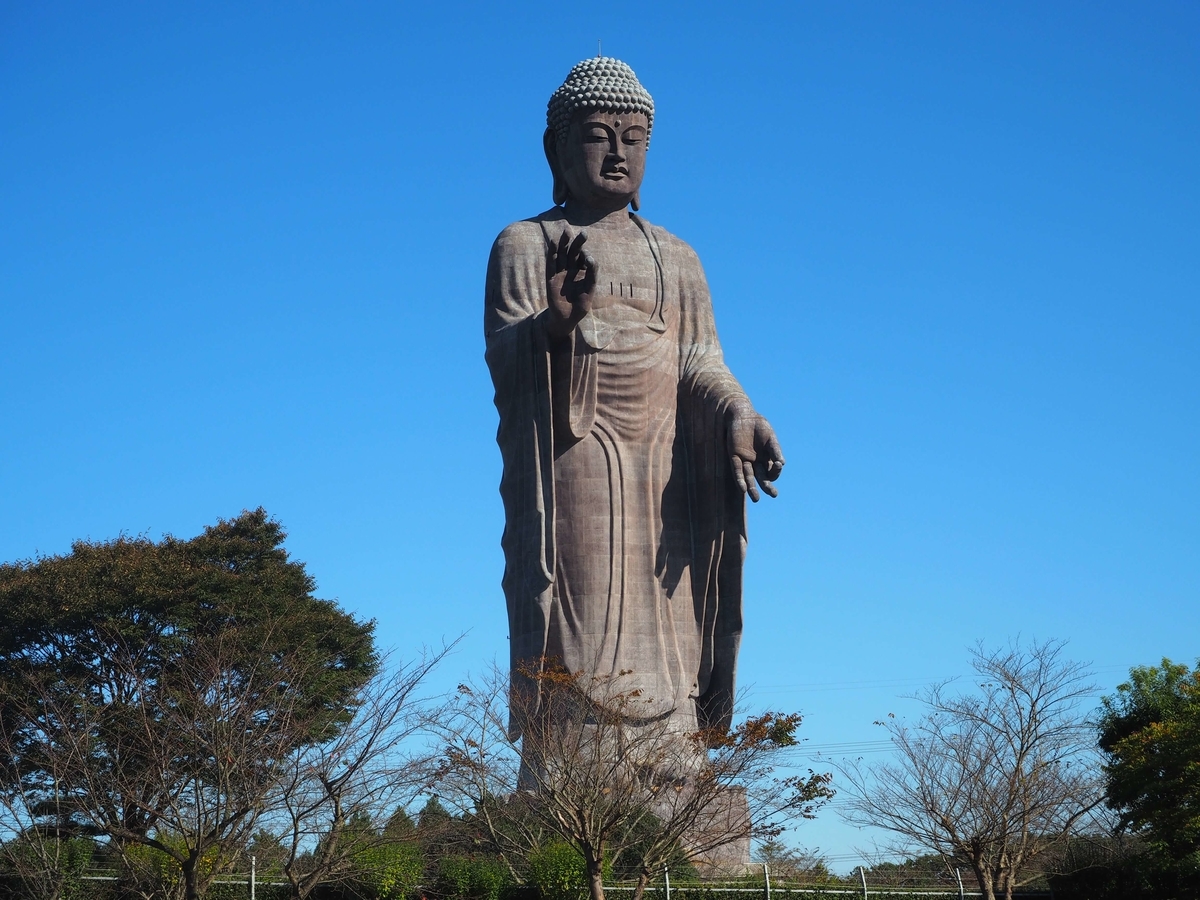 施設の外から見た牛久大仏