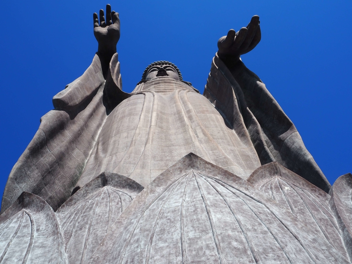 大仏の蓮台部から見上げた大仏