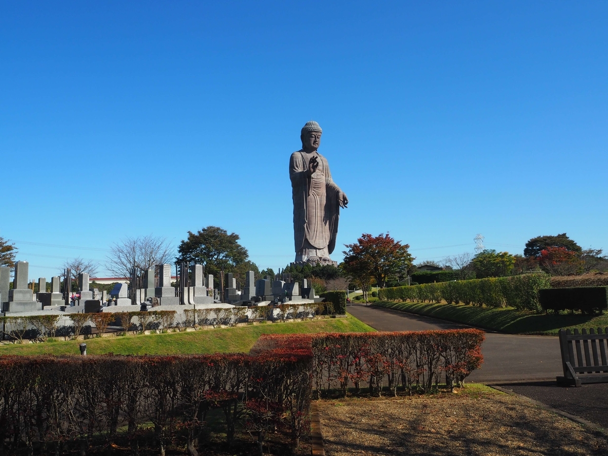 霊園から見た牛久大仏