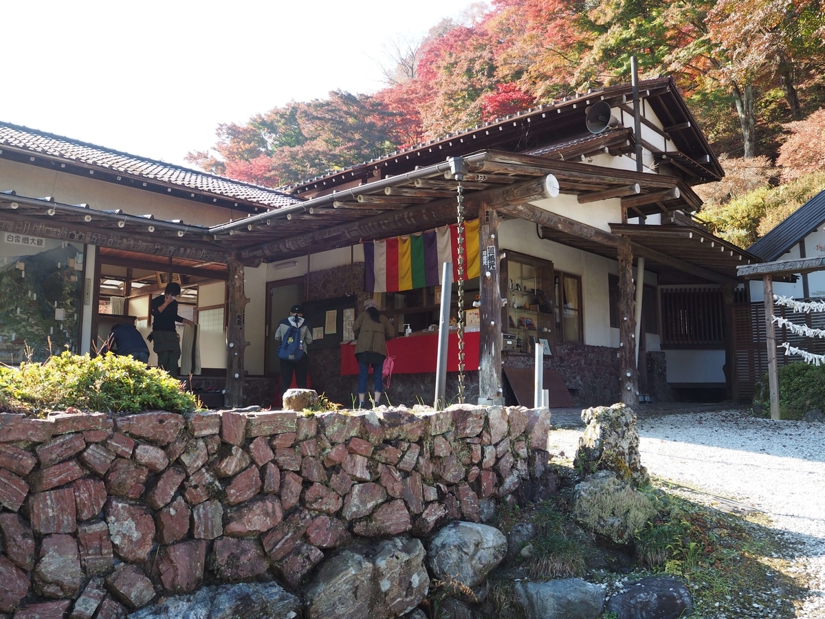 鳥居観音の本堂脇の庫裏