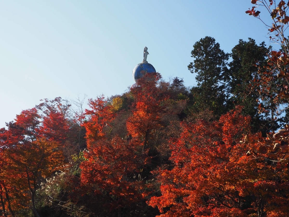 山上にあるＵＳＪの地球儀のようなもの