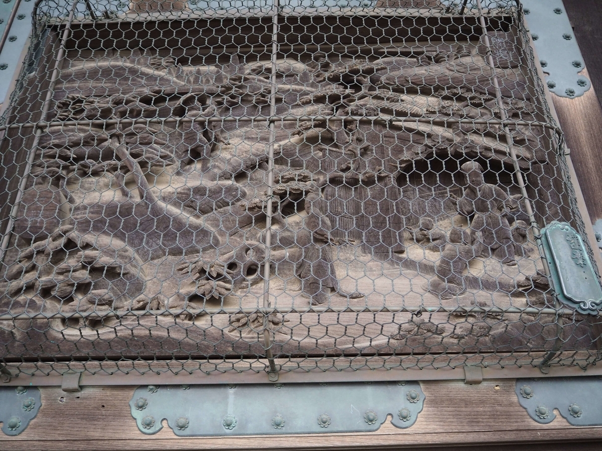 釈迦堂の板壁に貼られた彫刻