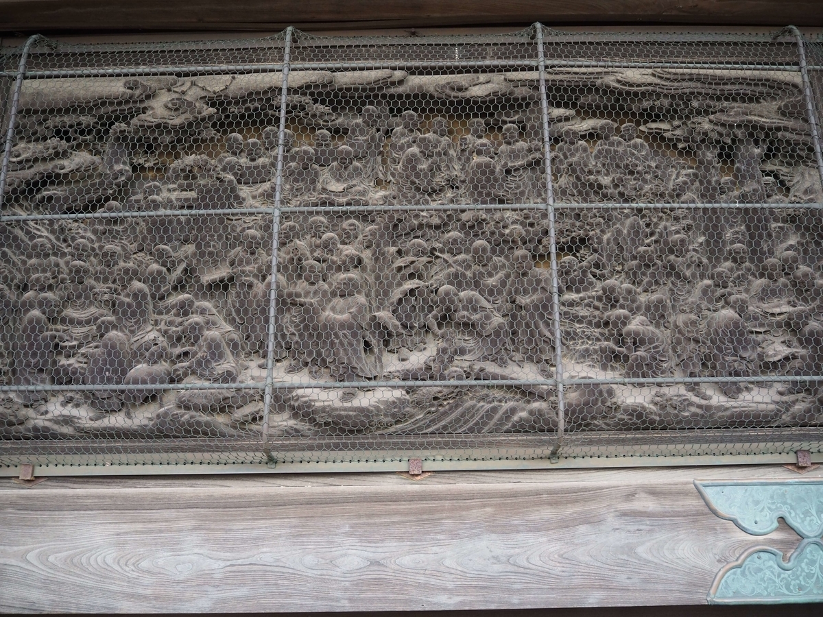 釈迦堂の板壁に貼られた彫刻