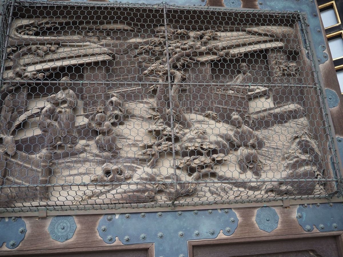 釈迦堂の板壁に貼られた彫刻