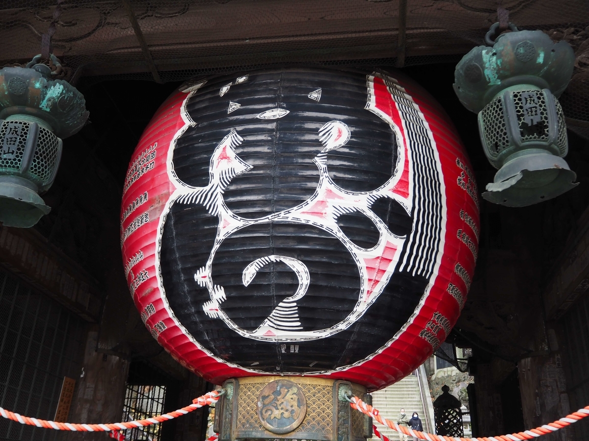 中央の「魚がし」の文字が大きく目立つ大提灯