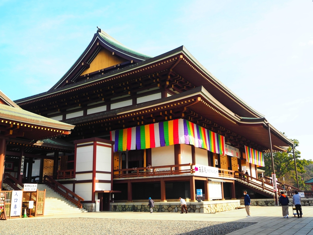 斜め前から見た成田山新勝寺の大本堂