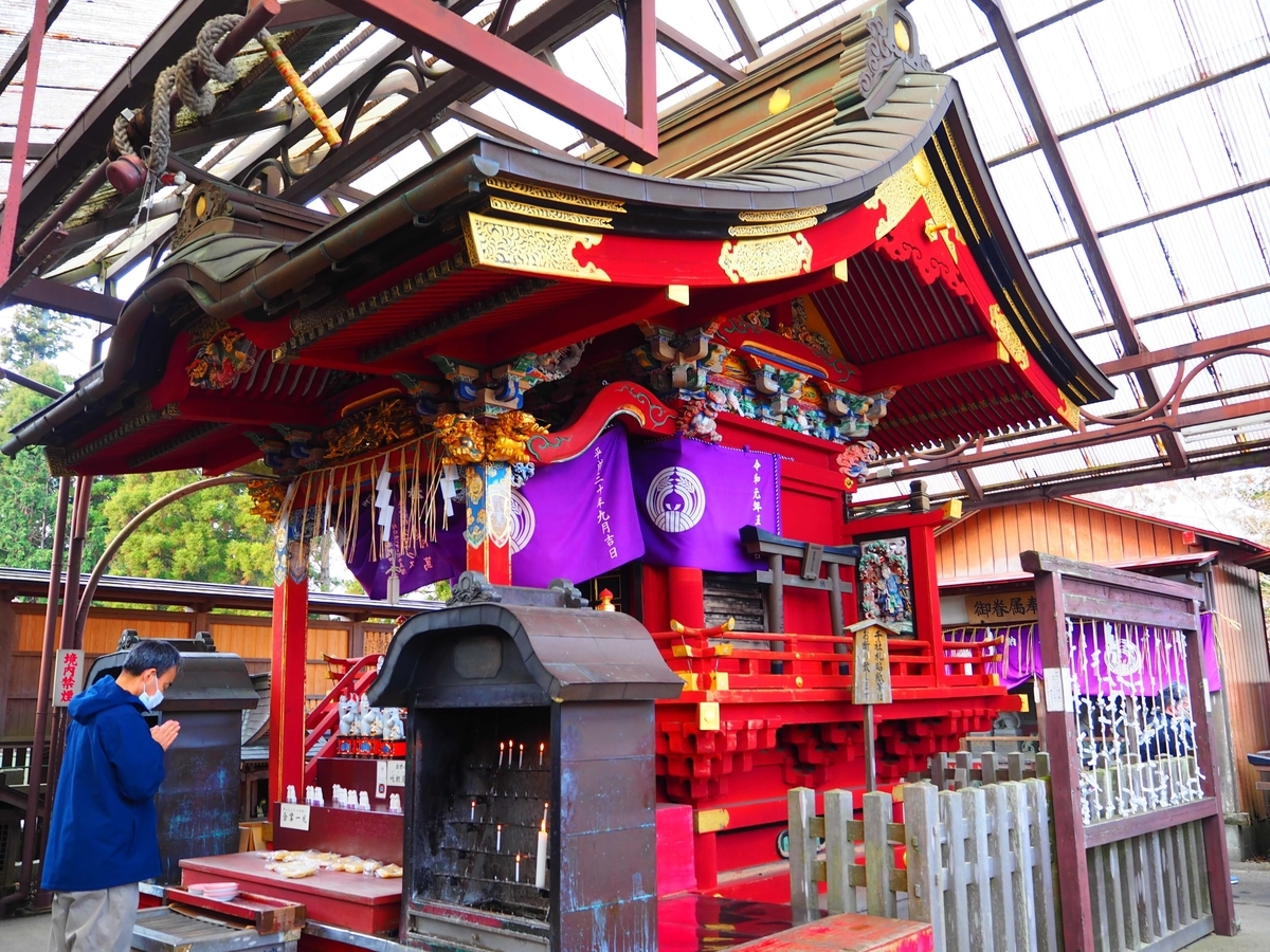 覆堂に覆われた出世開運稲荷