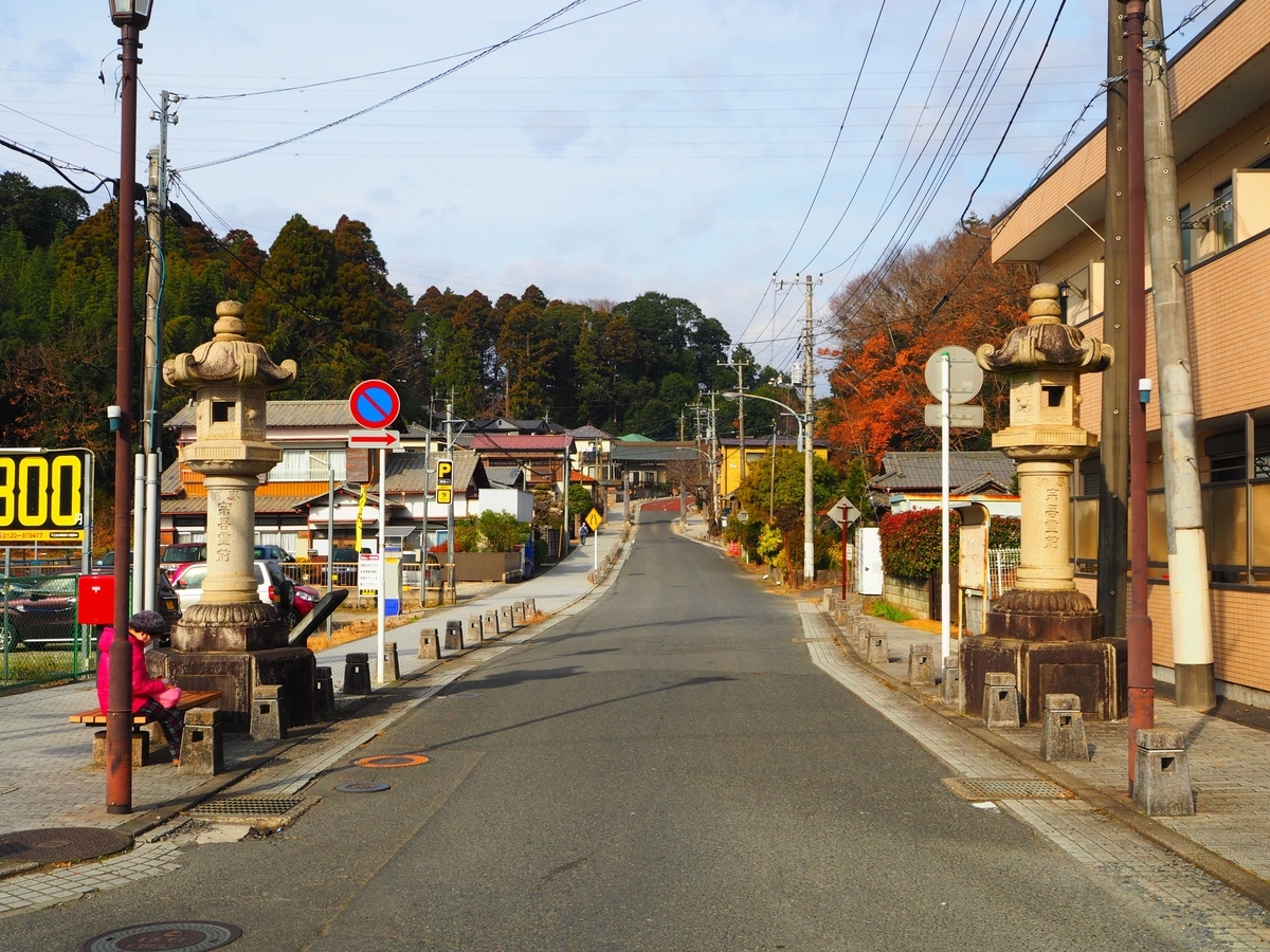 駅前の道