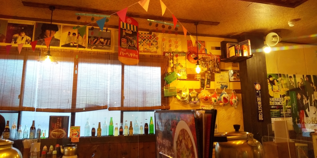 レトロ感に満ちた麺や食堂の店内