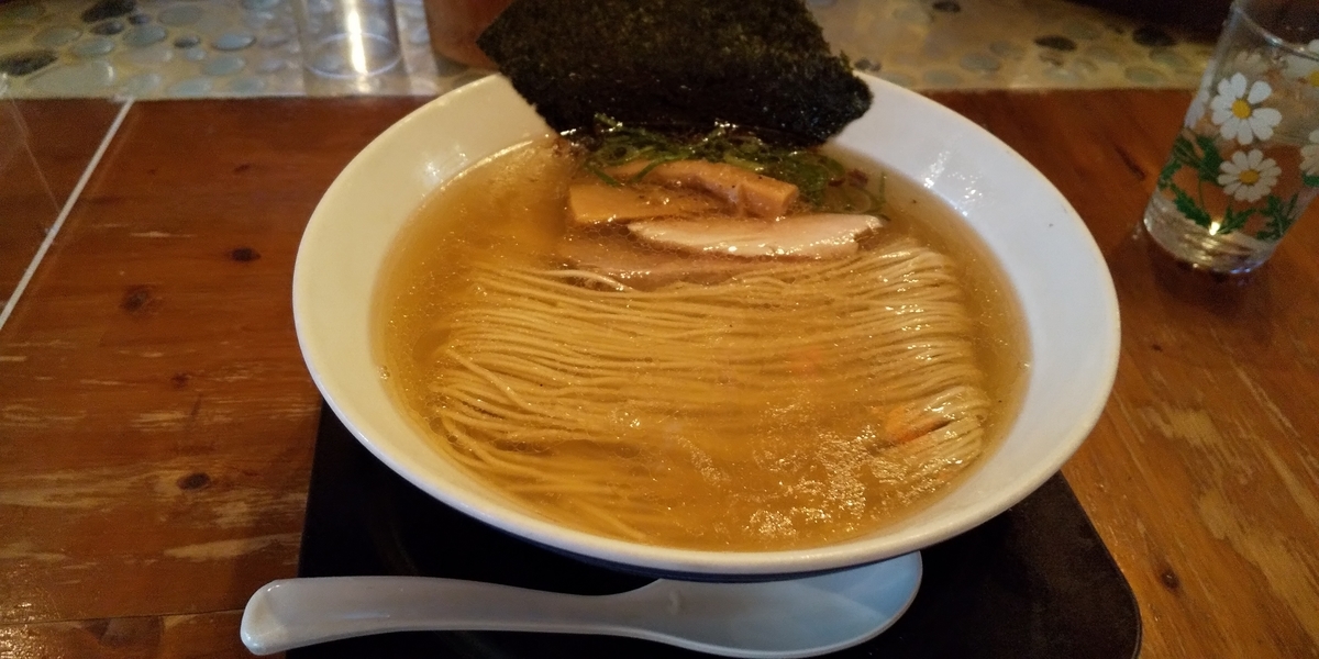 薄茶色スープの中で麺がきちんと折りたたまれた「しおそば」