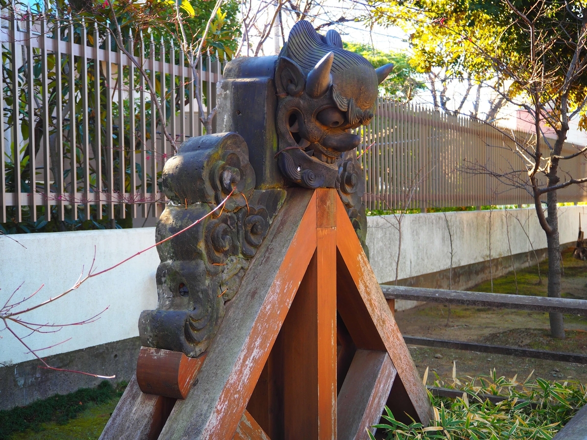 黒門として親しまれている旧本坊表門の鬼瓦