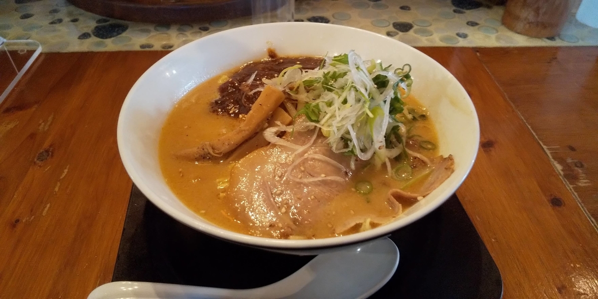 チャーシューとネギとメンマがトッピングされた麺や食堂の白味噌ラーメン