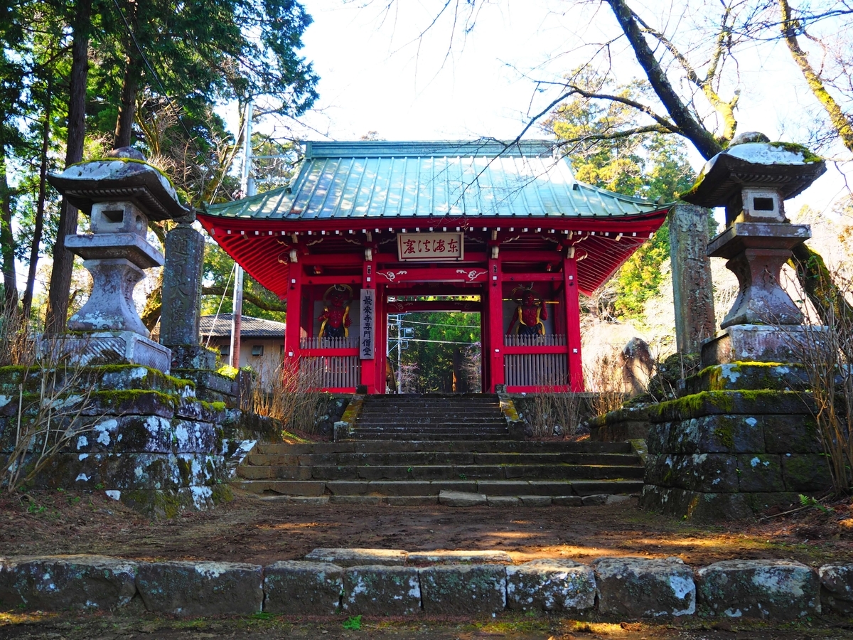 大雄山駅から約1.1㎞の地点にある仁王門