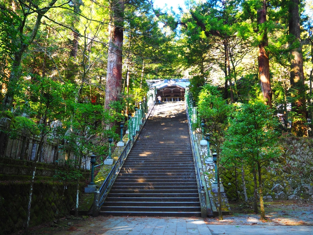 結界門からの77段の石段