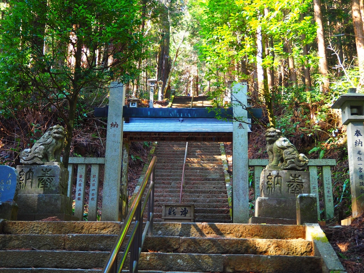 御真殿から伸びる石段