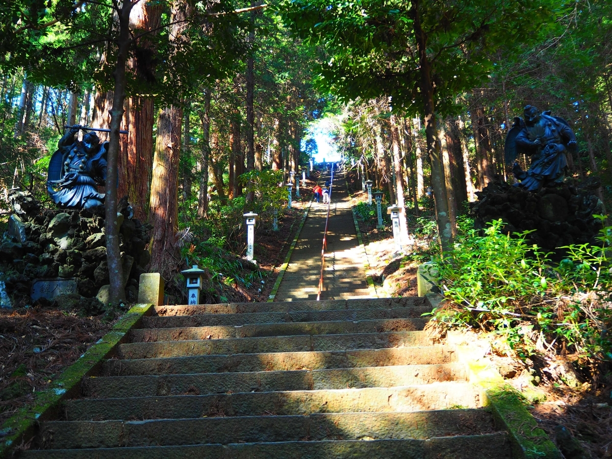 御真殿から伸びる石段