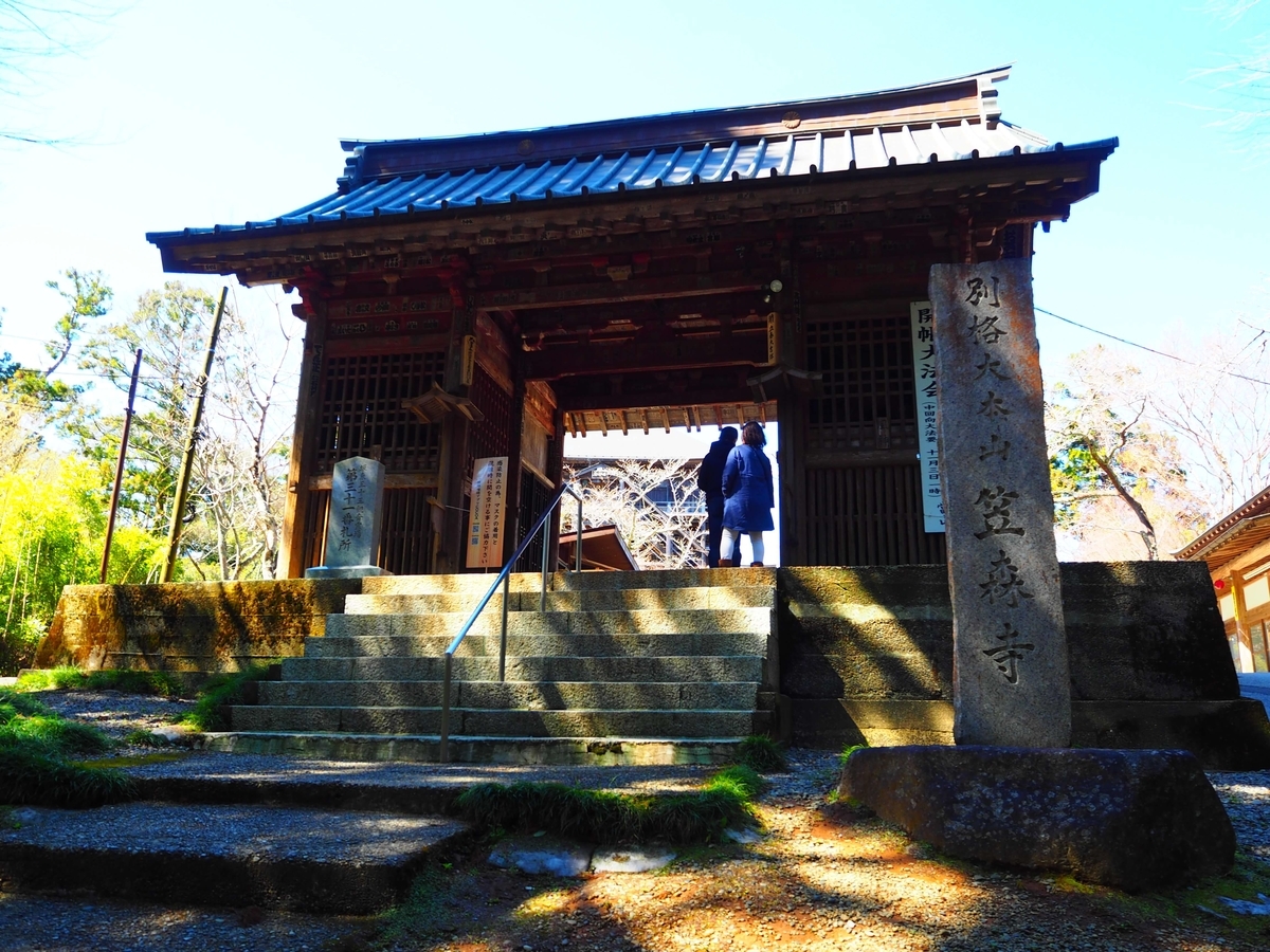 参道の終点に立つ二天門