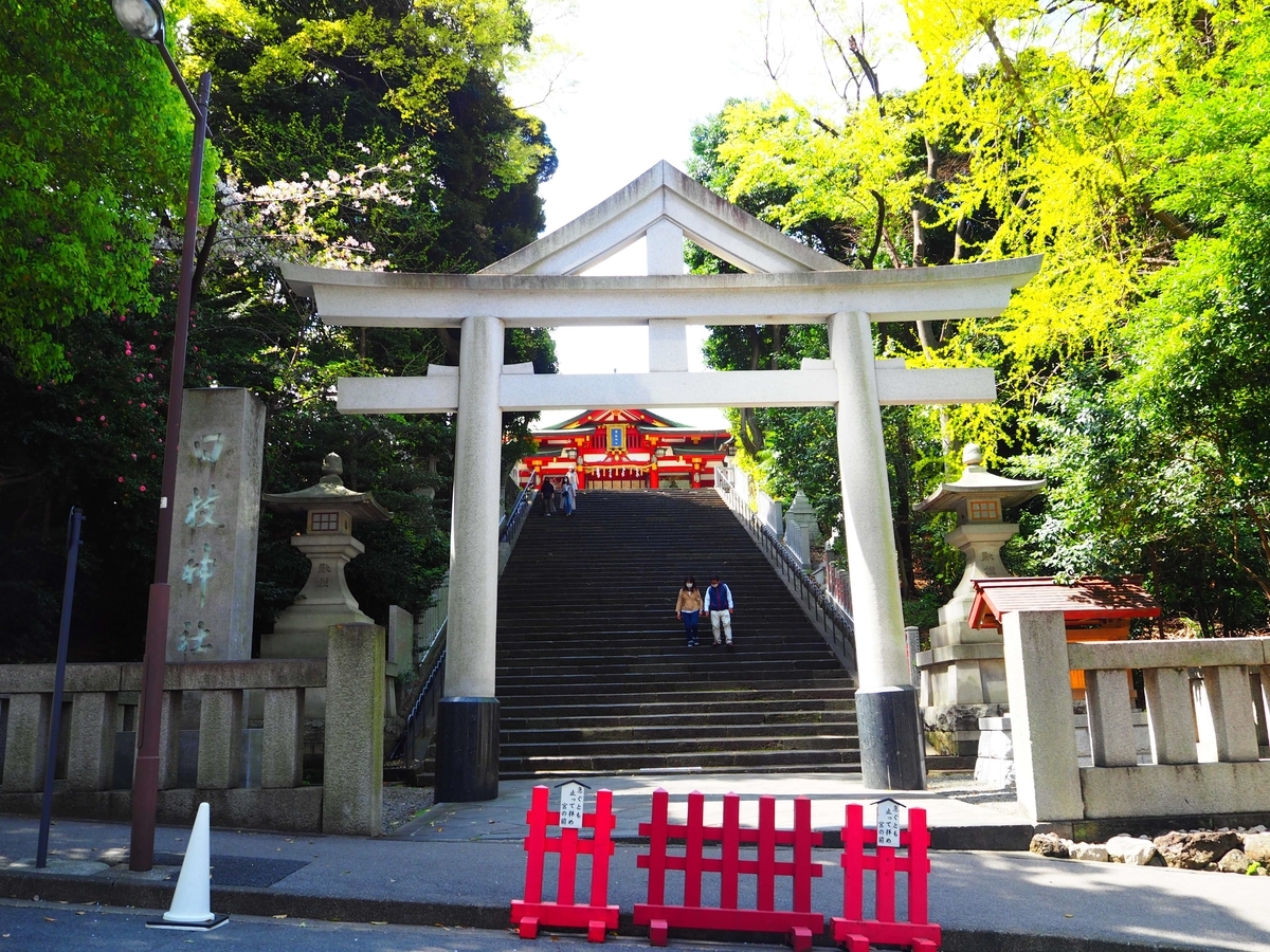 正面の鳥居から53段の石段を上がる男坂