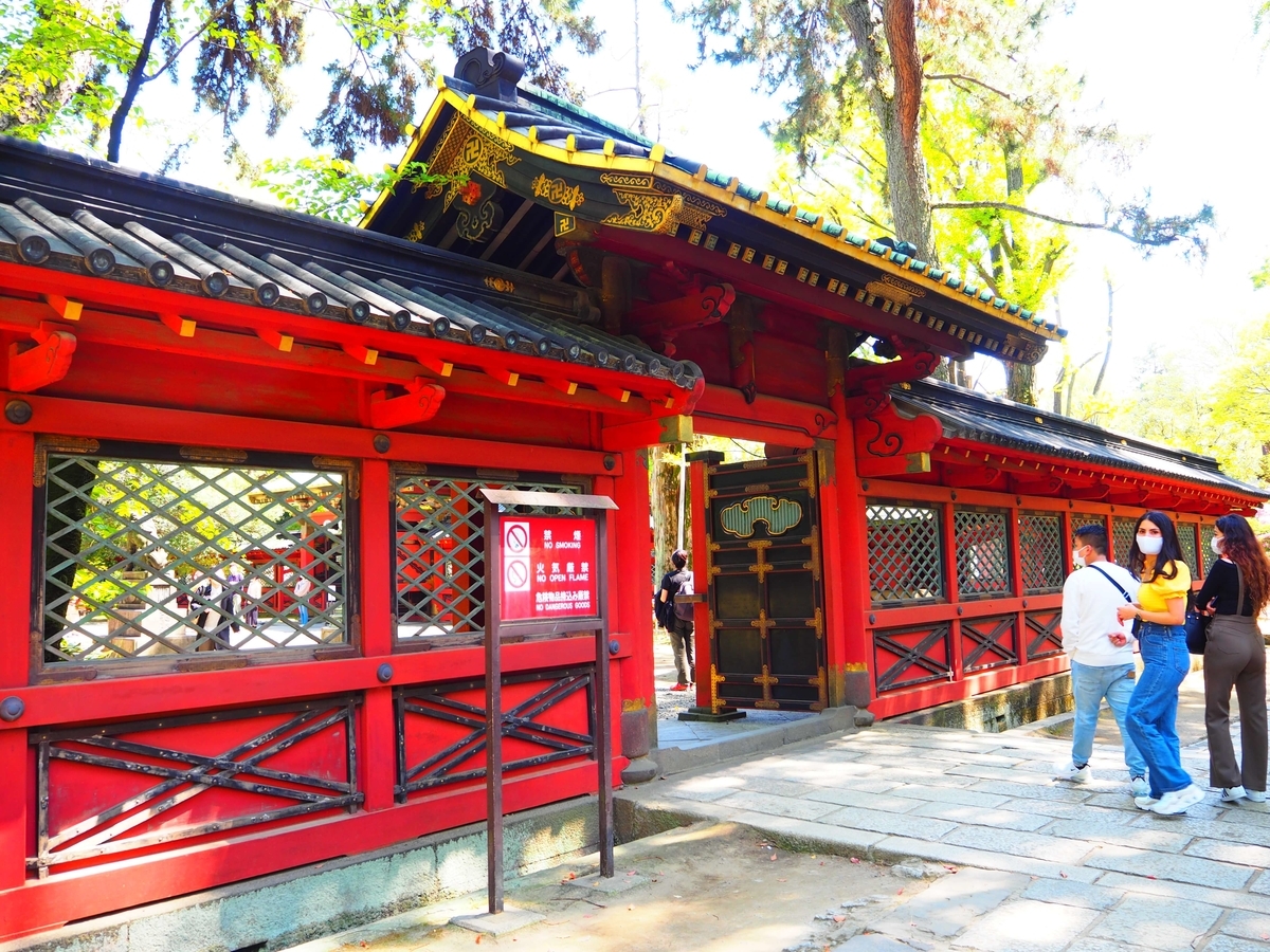 重要文化財である根津神社の西門と透塀