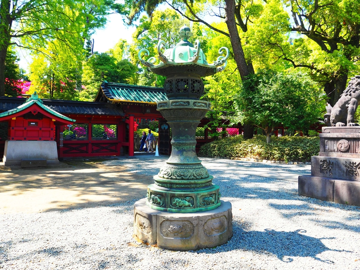 重要文化財である根津神社の青銅灯篭