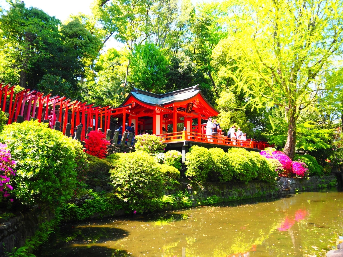 正門の向かいにある乙女稲荷神社の社殿