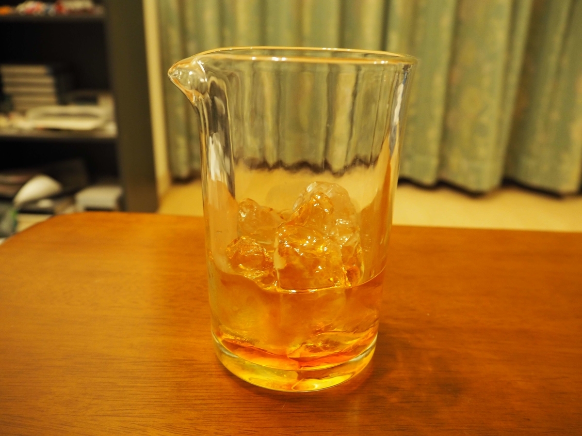 ミキシンググラスに入れた氷とウィスキー40ml、スイートベルモット20ml、アンゴスチェラビターズ1滴