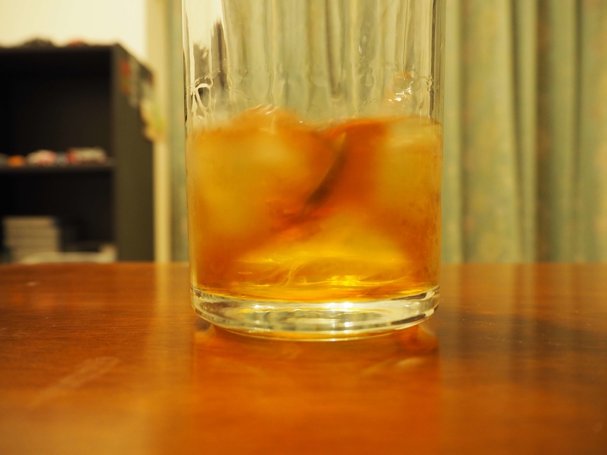 ステアされるマンハッタンの材料